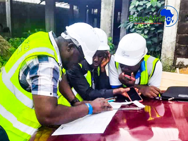 Techniciens de BanaAfrica sur l'étude et Conception